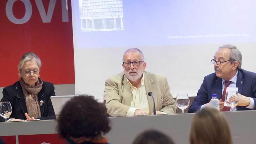 En el centro, Enrique González, ayer, en la AMSO; a la derecha, el alcalde, Wenceslao López.