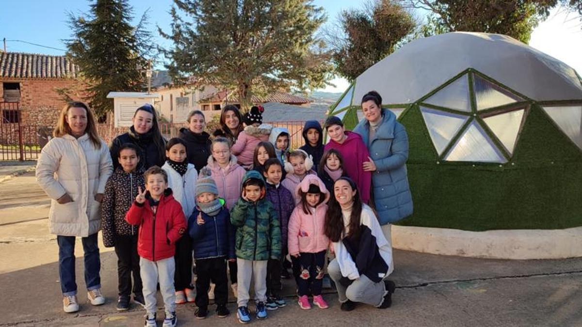 Isabel Atance (en cuclillas a la derecha), con alumnos y docentes del CRA Martín del Río.