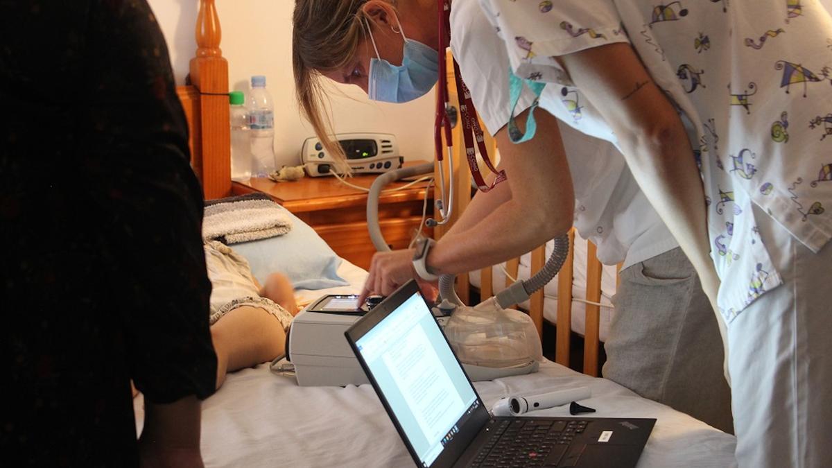 L&#039;equip d&#039;atenció pal·liativa pediàtrica de Girona atenent una pacient