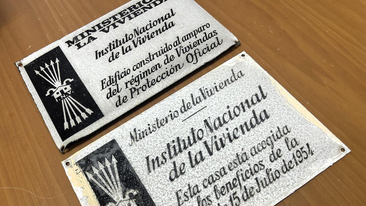 Plaques d'habitatges retirades a Roses.