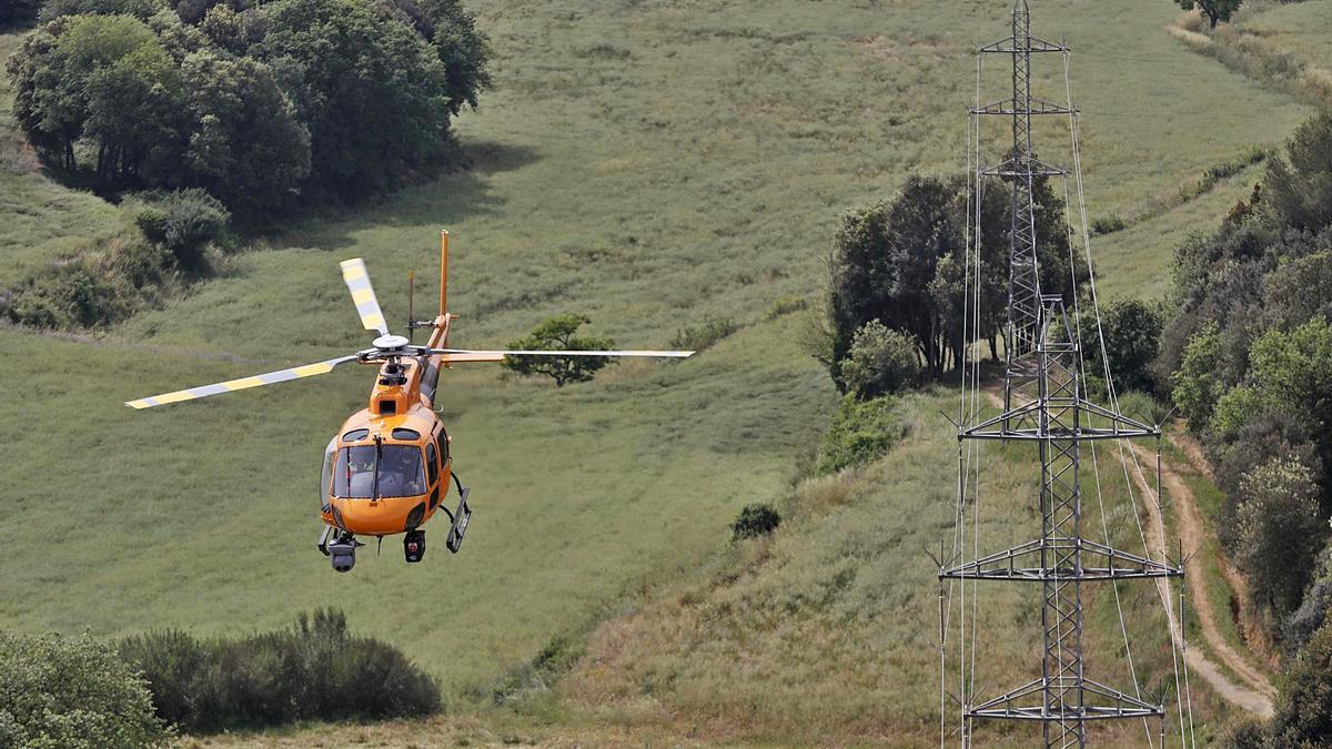 L’helicòpter d’Endesa, ahir, fent tasques de vigilància en un bosc de Sant Gregori.  | ANIOL RESCLOSA
