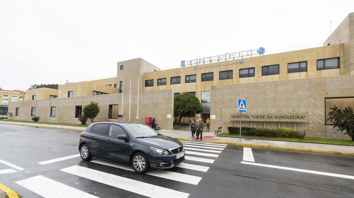 El menor fue trasladado en ambulancia al Hospital Virxe da Xunqueira.