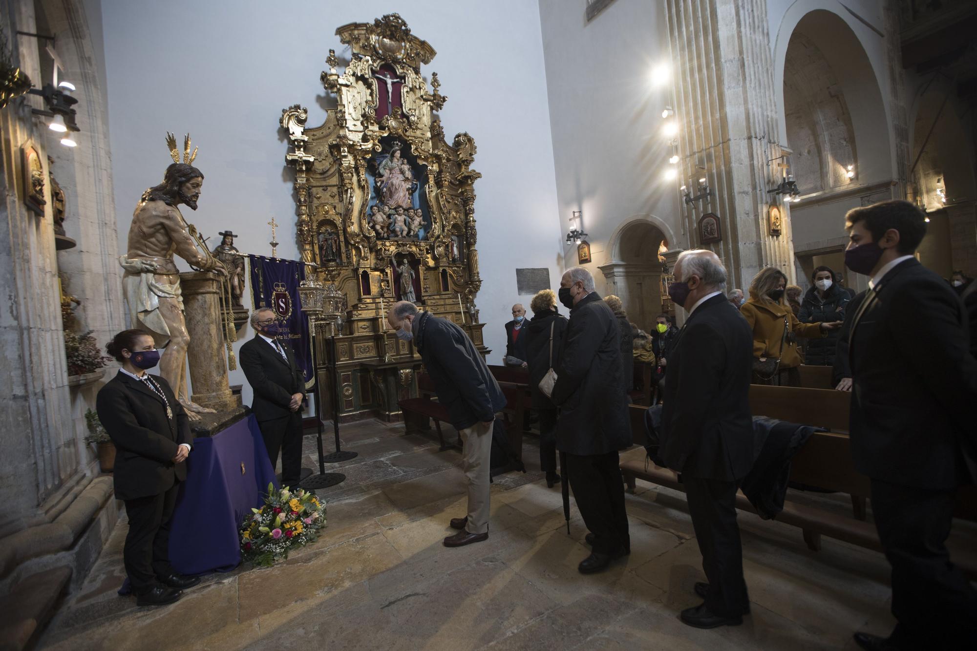 EN IMÁGENES: Besapiés del Flagelado en la Semana Santa de Oviedo