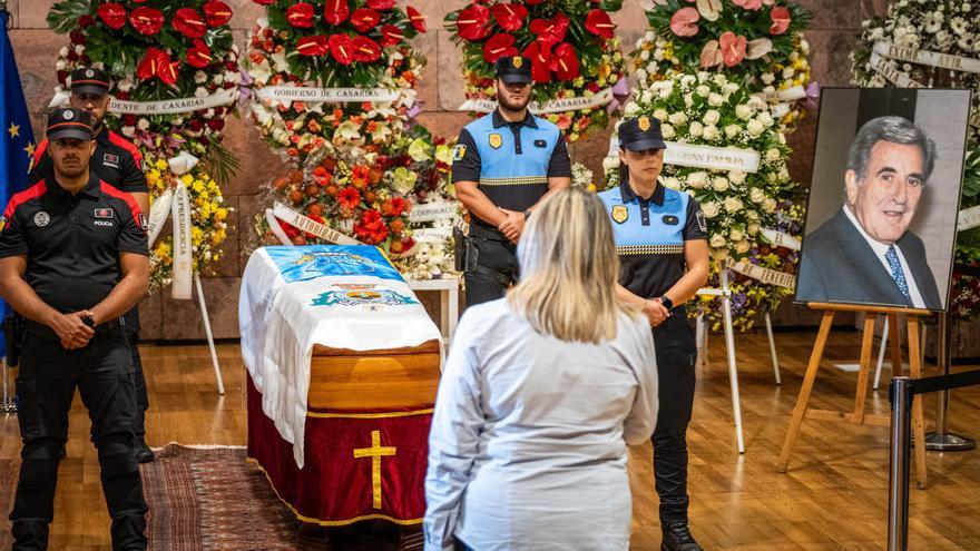 Centenares de personas dan el último adiós a Hermoso, &quot;un político tolerante y de consenso&quot;