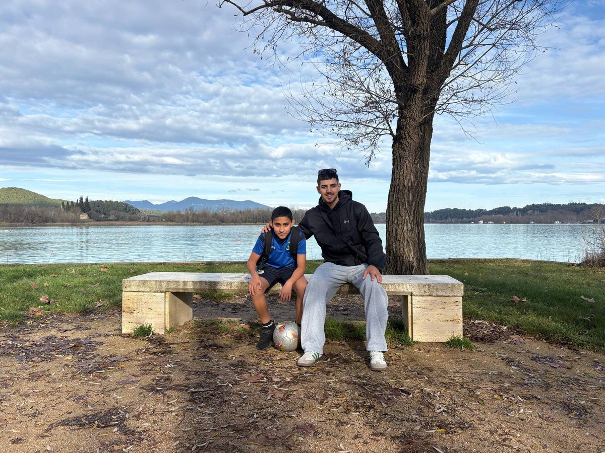 Una parella del projecte, a l’Estany de Banyoles.