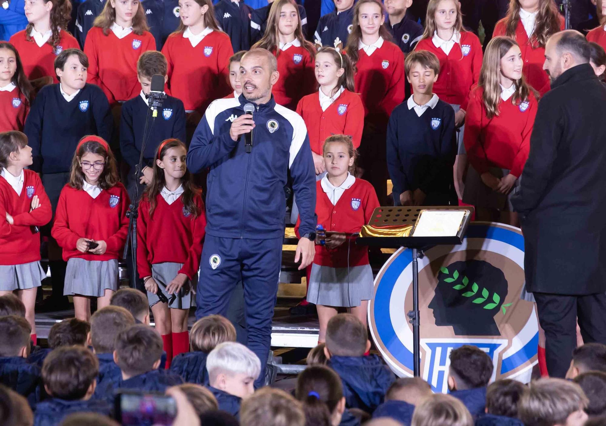 El Hércules interpreta el tradicional villancico junto al coro de los Jesuitas en la plaza del Ayuntamiento de Alicante.