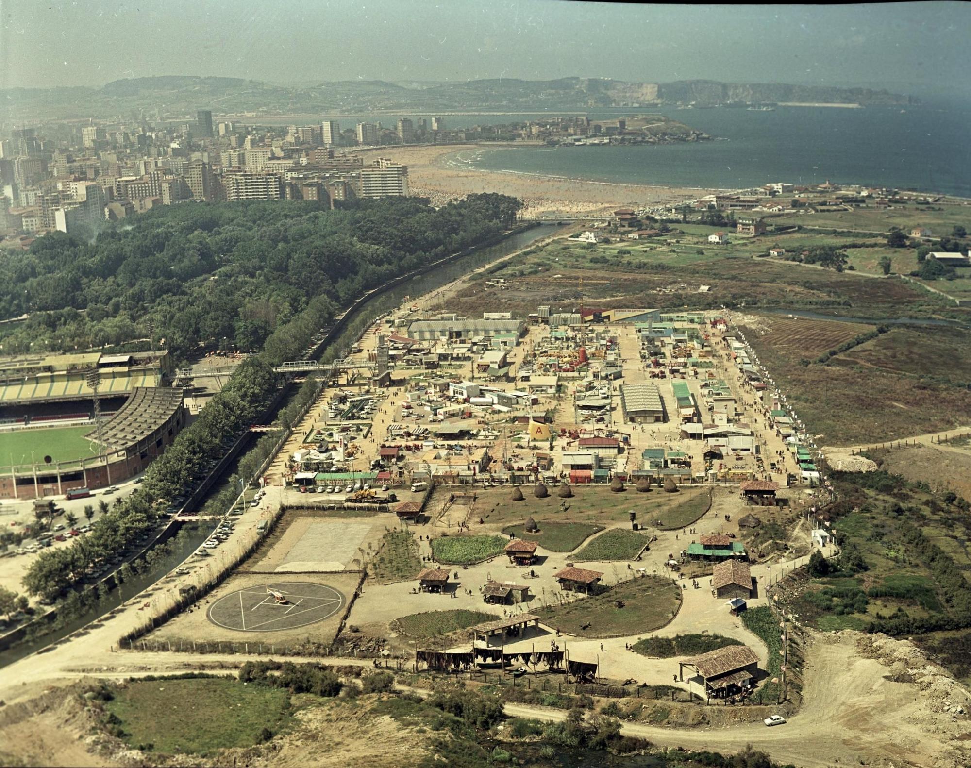AGOSTO. Vista aérea del Muséu del Pueblu d’Asturies y la Feria de Muestras en 1969