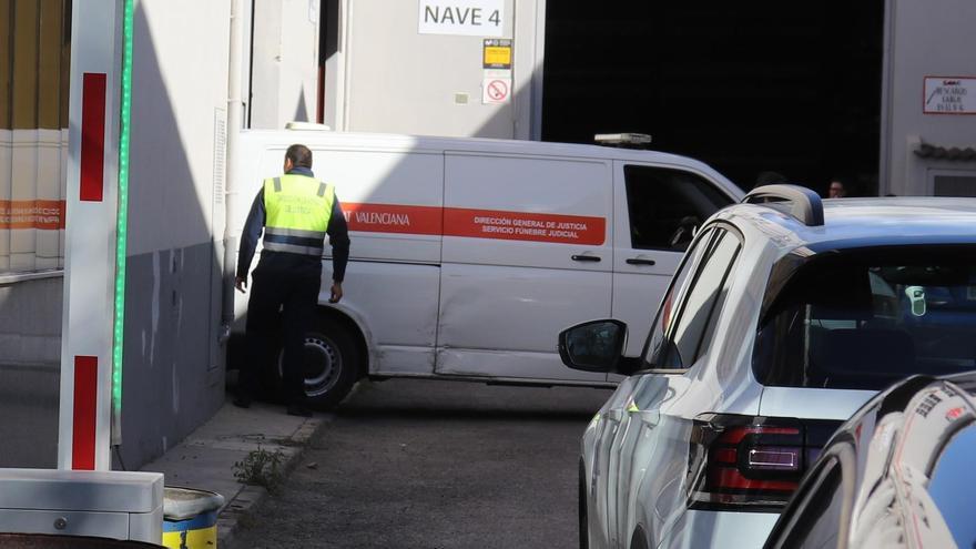 Un trabajador de 62 años muere al caer del tejado de una nave en Quart de Poblet