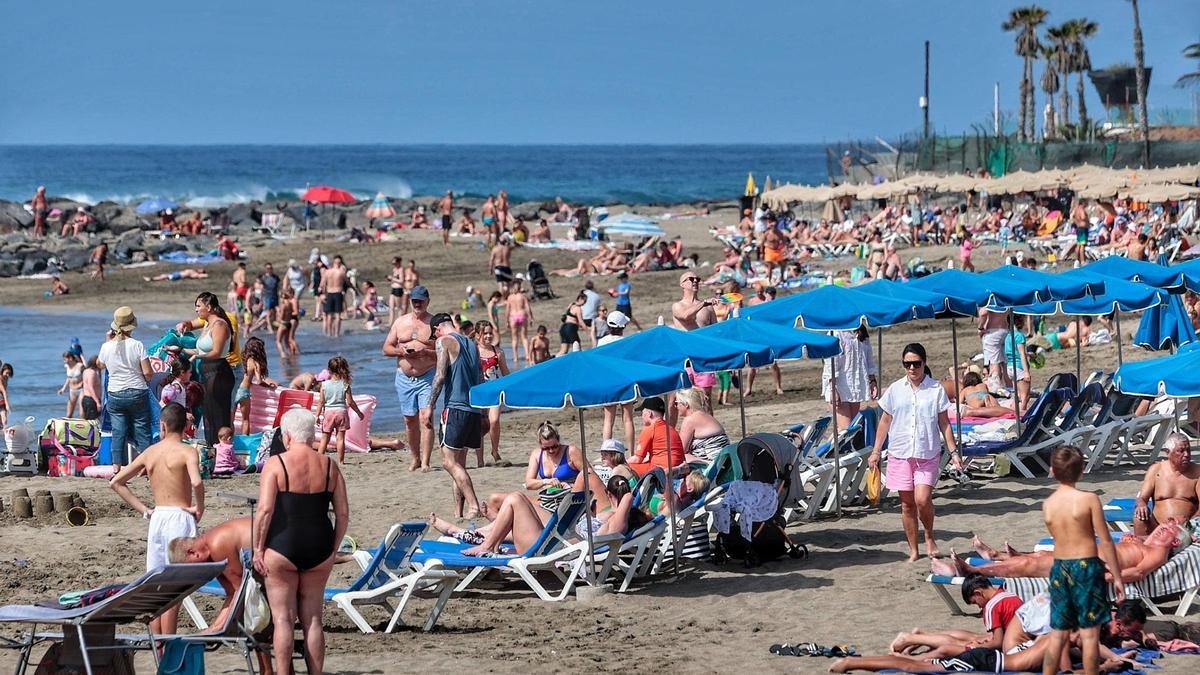 Playas llenas en el Sur de Tenerife