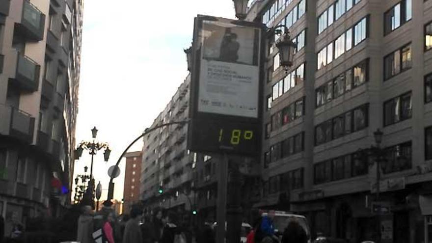 Un termómetro marca 18º esta tarde en Oviedo