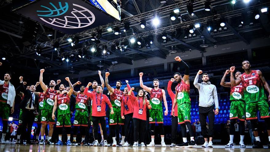 Los jugadores del Pinar Karsiyaka, con los puños en alto tras eliminar al Nymburk.