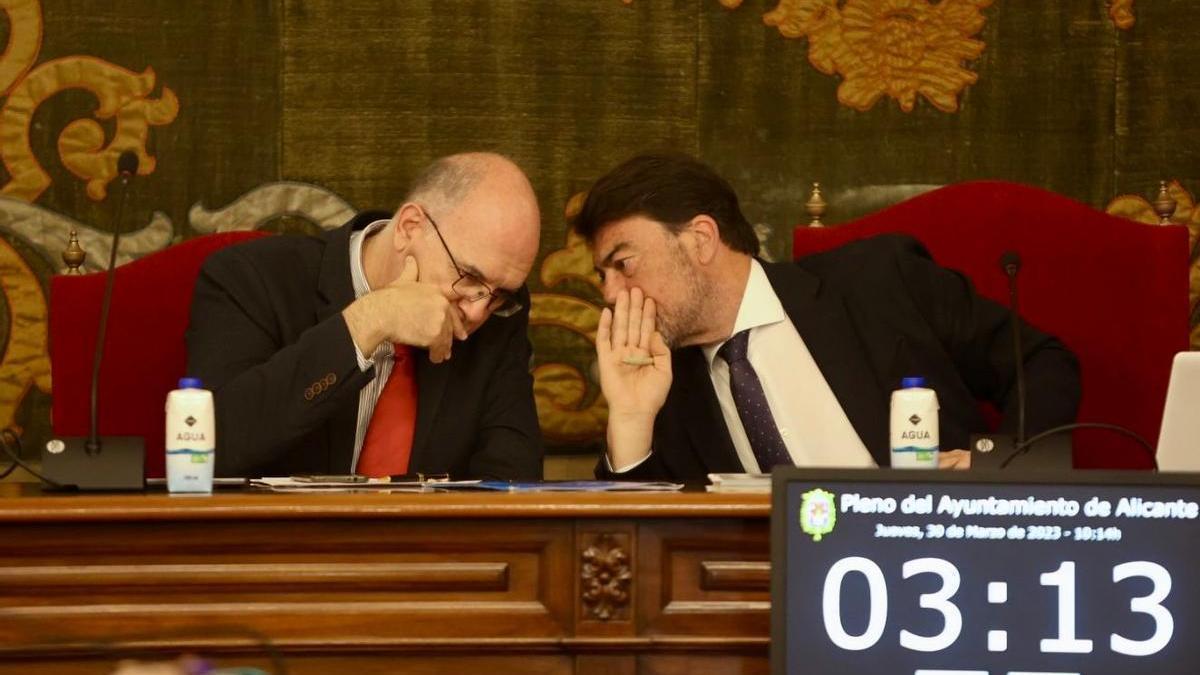 El edil Manuel Villar ocupó el puesto de la vicealcaldesa, ausente al estar de viaje en Miami