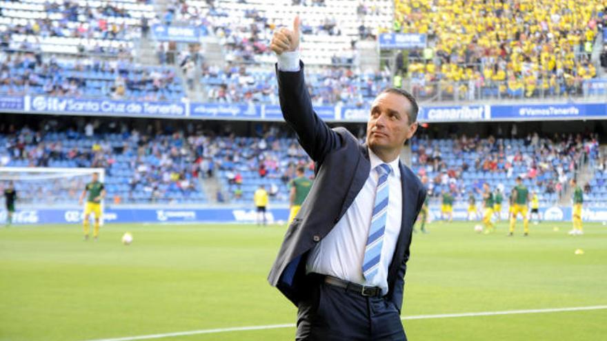 José Luis Oltra saluda a la grada antes del último Tenerife-Las Palmas.