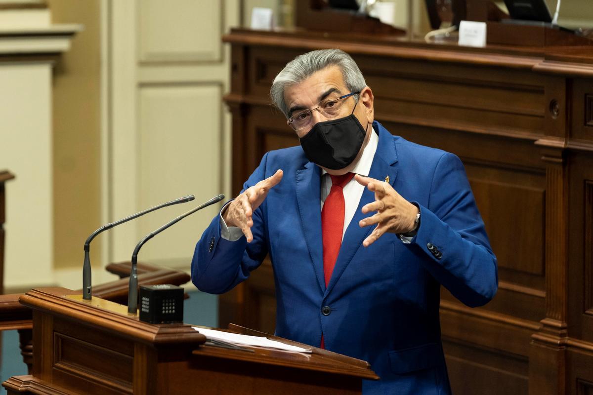 Román Rodríguez, consejero de Hacienda, interviene en el Parlamento de Canarias.