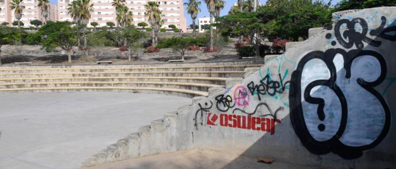 Aspecto en el que se encuentra el auditorio situado en el parque junto a Hoya del Enamorado, en Siete Palmas. | | JUAN CASTRO