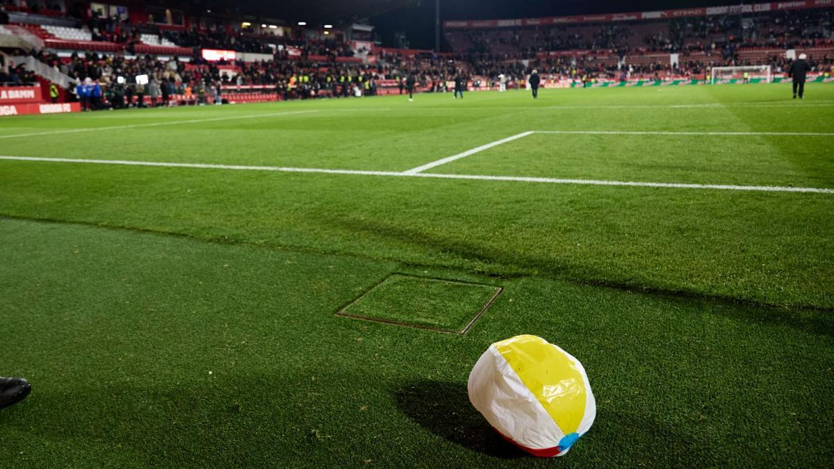 Un balón de playa en Montilivi