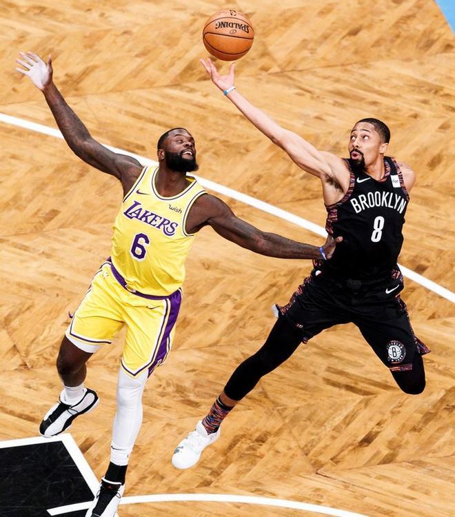 Spencer Dinwiddie (d) de los Nets en acción ante Lance Stephenson (i) de los Lakers hoy, durante un partido de la NBA entre Los Angeles Lakers y los Brooklyn Nets, en el Barclays Center de Brooklyn, Nueva York