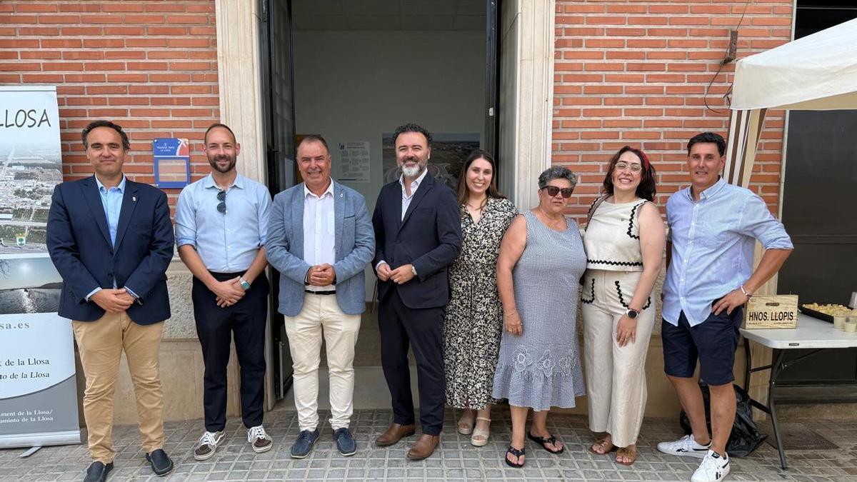 La inauguración de la Oficina de Turisme de La Llosa ha contado con la presencia del director general de Turismo, Israel Martínez; el presidente del Pacto Territorial por el Empleo de la Plana Baixa, Jorge García; el diputado provincial José María Andrés y técnicos de Turismo del Pacto Territorial.