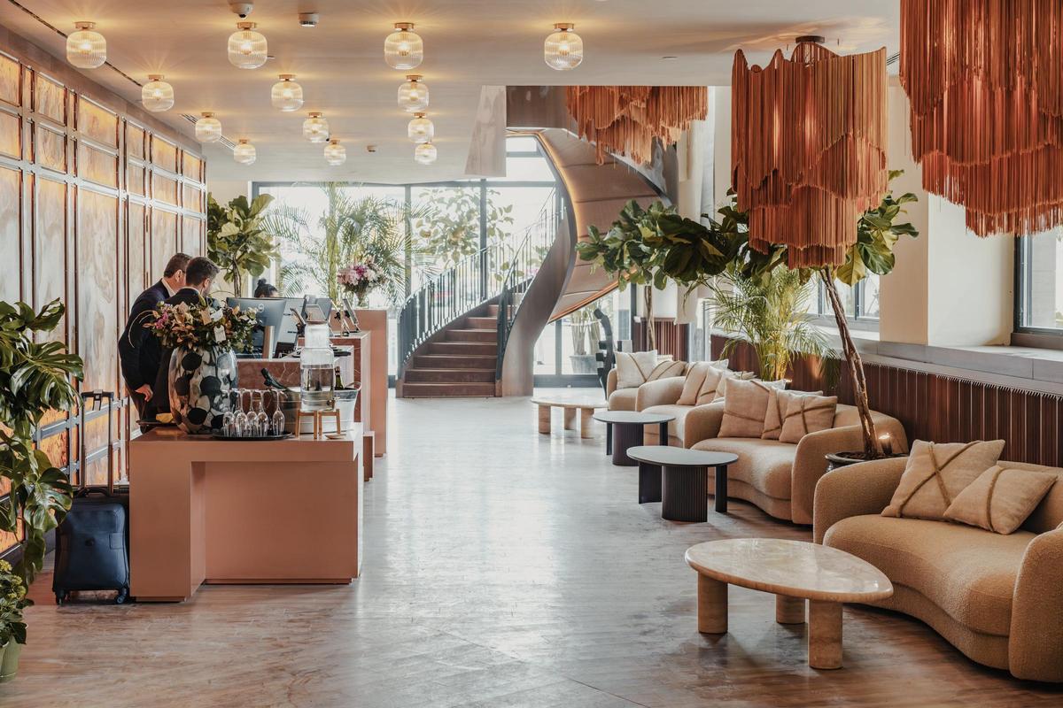 El Only YOU Hotel Sevilla, de la cadena Palladium Hotel Group, ha abierto sus puertas frente a la estación de Santa Justa