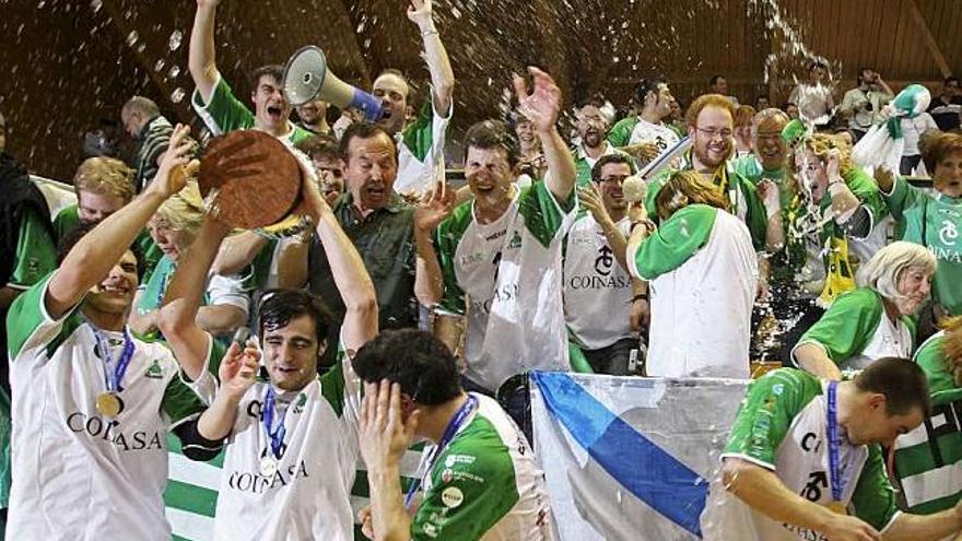 Los jugadores del Liceo riegan con champán a los aficionados del equipo. / paulo cunha