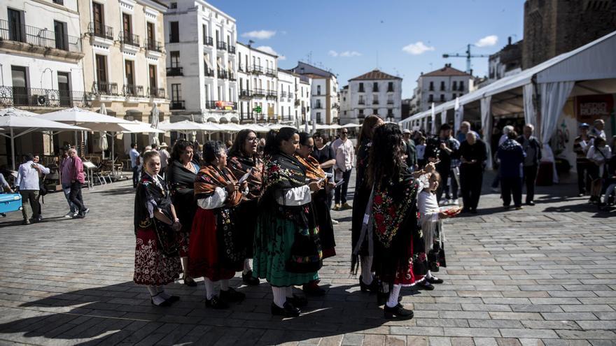 Así ha sido el Desfile Muestra de las Fiestas del encuentro Jato en Cáceres