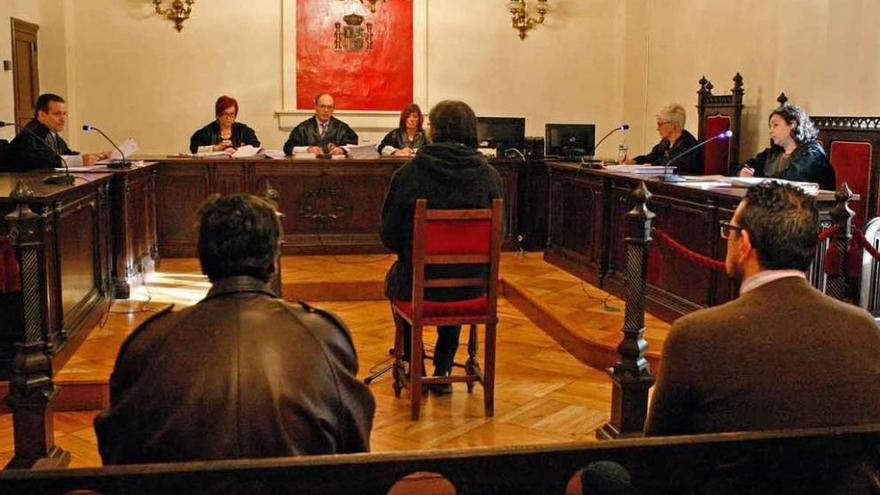 Uno de los testigos del juicio comparece frente a los magistrados.