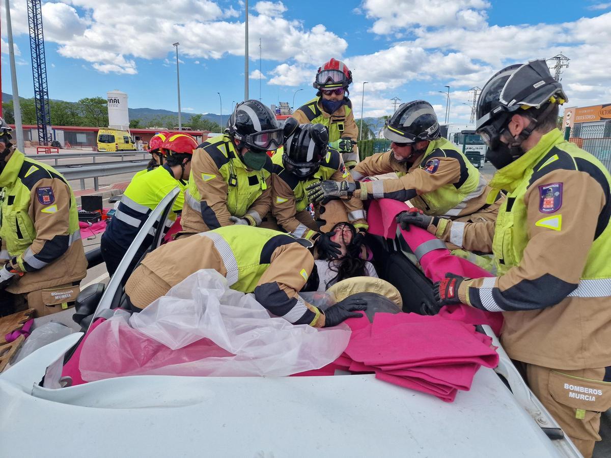 El ejercicio, organizado por másteres de la UCAM, permitió practicar protocolos de actuación ante un accidente ferroviario