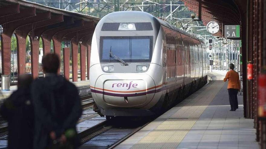 Un tren, a su entrada en la estación del ferrocarril de San Cristóbal, en A Coruña.