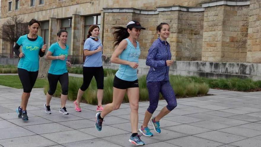 A la izquierda, Ana María Pérez y Marta Díez guían a Noelia Justo, Covadonga Martínez y Paloma Margolles.