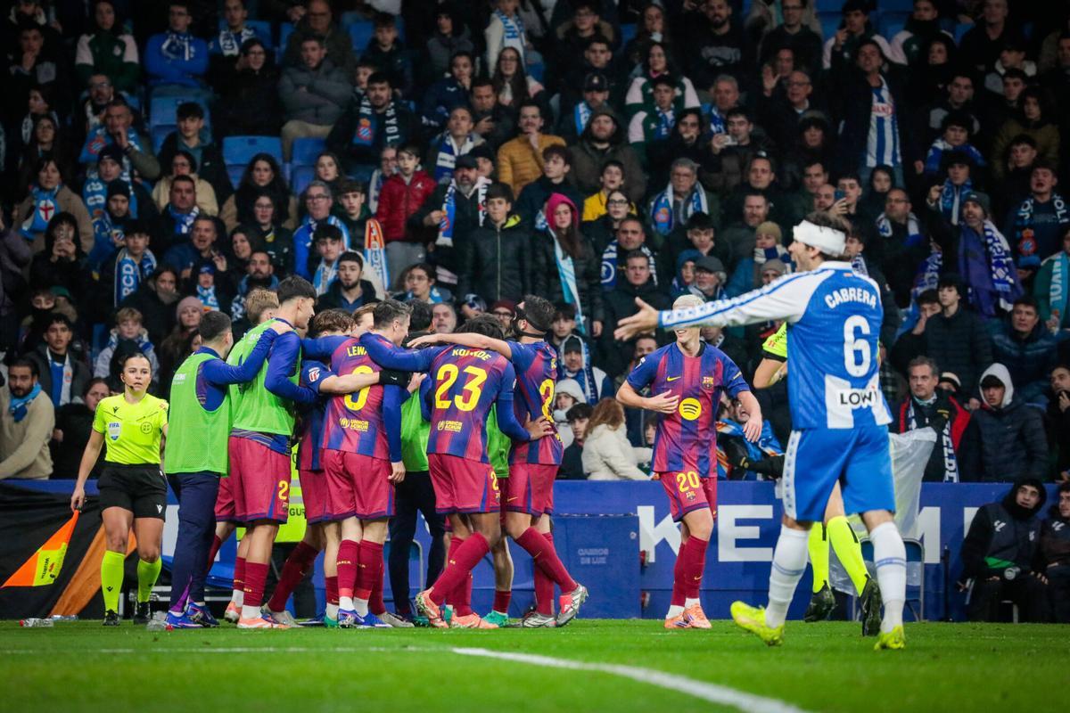 Los jugadores del Barça celebran uno de sus goles frente al Espanyol