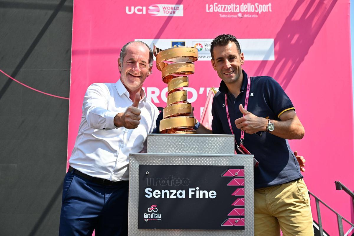 Oderzo (Italy), 25/05/2023.- Luca Zaia, president of the Veneto region, and former Italian professional cyclist and two-time Giro d’Italia winner Vincenzo Nibali pose with the Giro trophy before the start of the 18th stage of the Giro d’Italia 2023 cycling tour over 161 km from Oderzo to Val di Zoldo, Italy, 25 May 2023. (Ciclismo, Italia) EFE/EPA/LUCA ZENNARO
