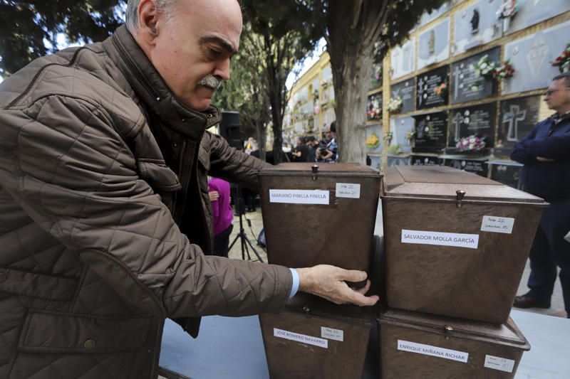 Entrega de los restos de los fusilados por el franquismo a sus familiares, en Paterna