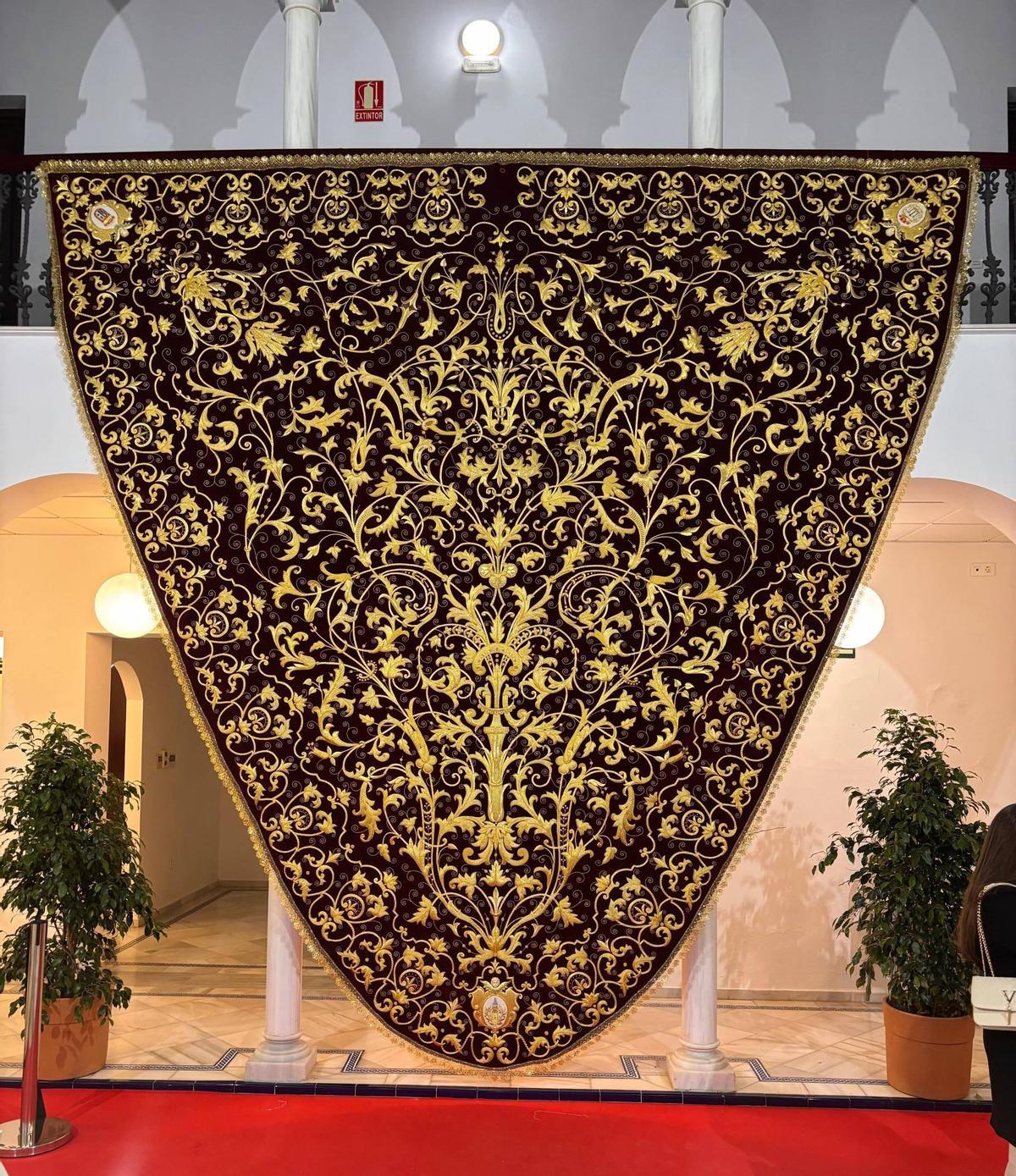 Imagen del nuevo manto de la Virgen de la Soledad de Salteras.