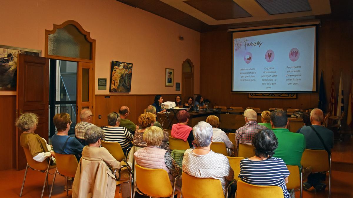 Presentació de la nova etapa del Consell Municipal de la Gent Gran, dins de la Setmana de la Gent Gran, amb la regidora de Benestar Social, Olga Tena, tècniques municipals i membres del Consell