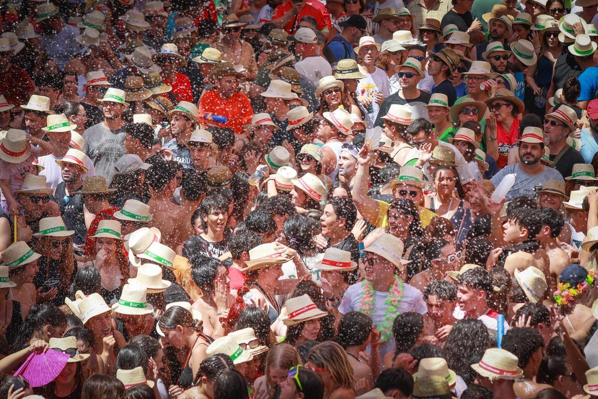 Así ha sido el chupinazo de las fiestas de Catral 2026 : el pionero que abre las fiestas de veraniegas de los municipios de la Vega Baja