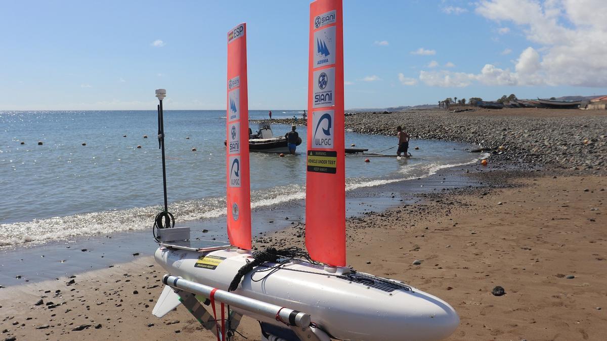 El velero de cerca  justo antes de su colocación en el agua en la Playa de Castillo del Romeral