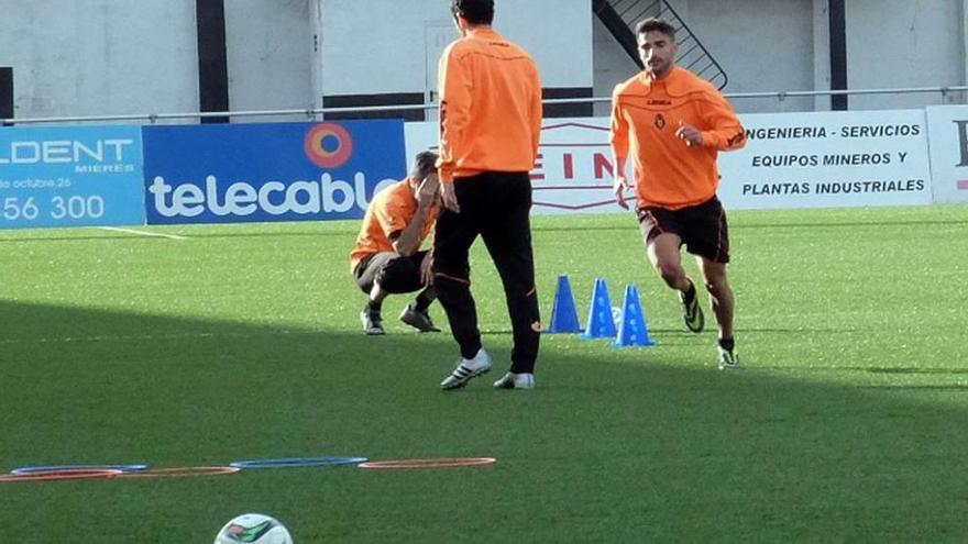 Quero, a la derecha, durante un entrenamiento junto a Llerandi y Noel Alonso.