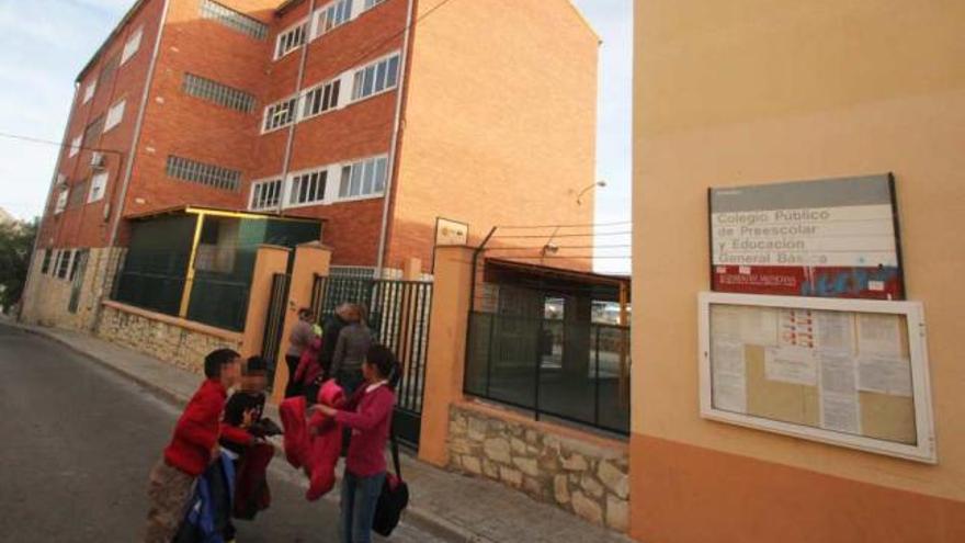 Alumnos del colegio público El Seráfico de Elda a las puertas del centro, que cerrará al terminar este curso.