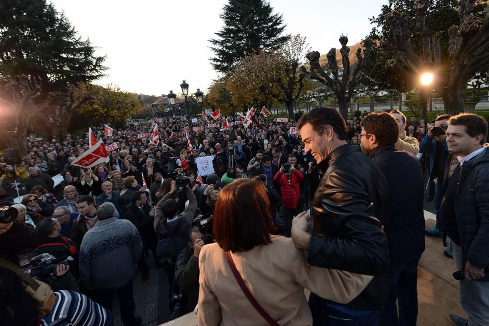 Acto político de Pedro Sánchez en El Entrego