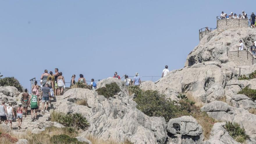 Es ist voll auf Mallorca, vor allem an den touristischen Hotspots: Hier treten sich Touristinnen und Touristen am Aussichtspunkt Es Colomer beinahe gegenseitig auf die Füße.