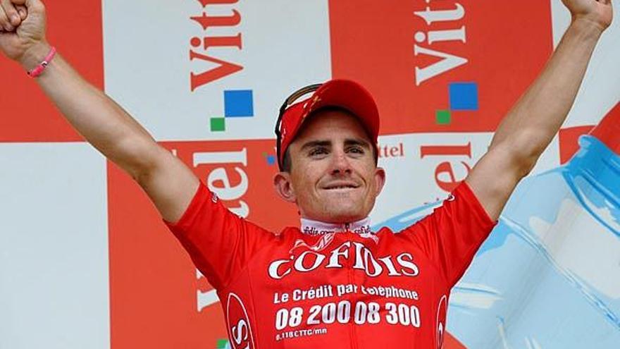 El ciclista francés Samuel Dumoulin del equipo Cofidis celebra en el podio tras vencer en la tercera etapa del Tour