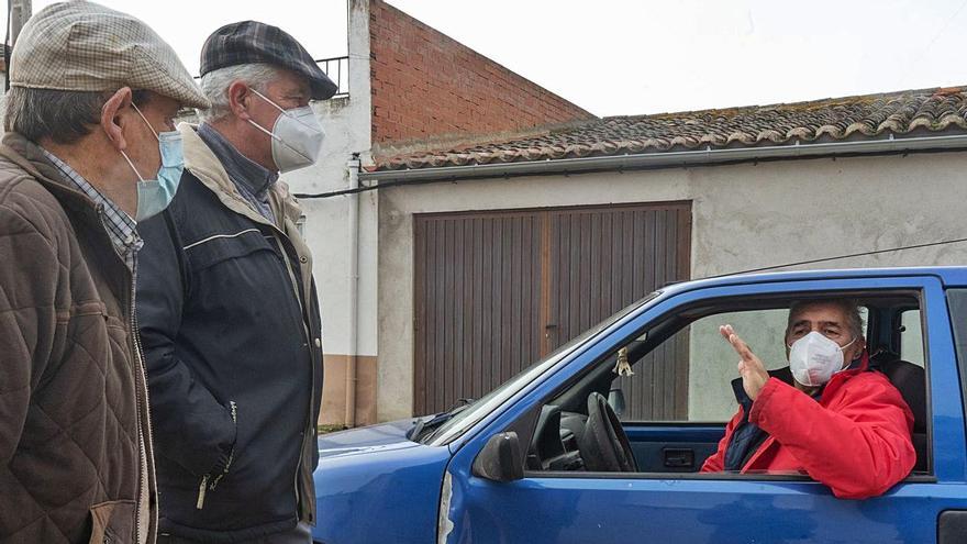 Fernando Alonso, en el coche, junto al alcalde y Félix Fernández, que a sus 81 años ha superado el COVID. |