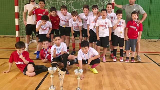 Jugadores del ED Lalín FS y monitores posan con sus trofeos.
