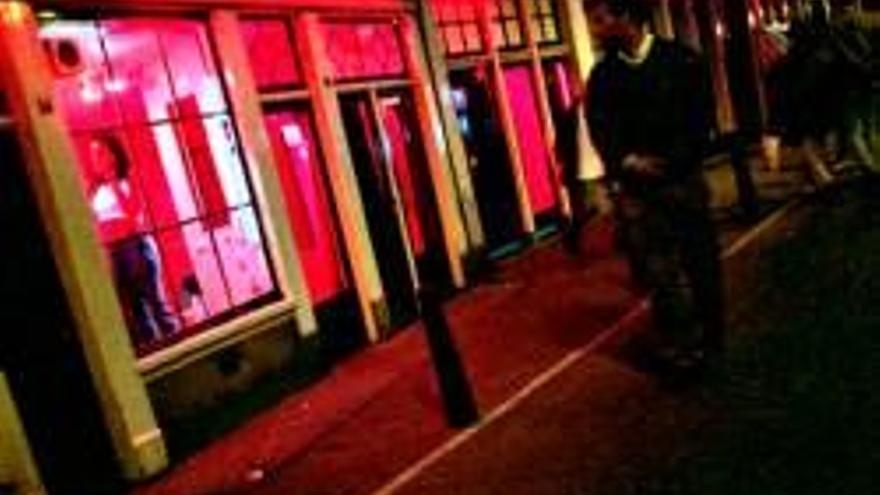Amsterdam cerrará en el barrio rojo los escaparates