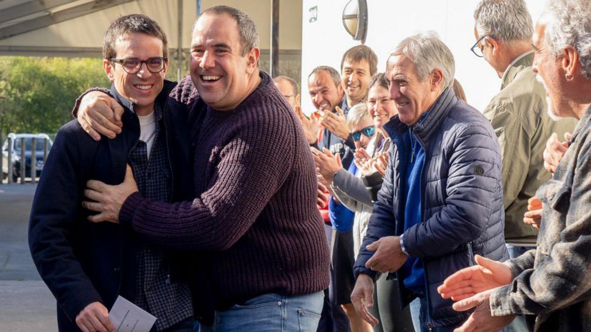 Pello Otxandiano  (esquerra) acudeix a exercir el seu dret a vot, ahir, al seu col·legi electoral d’Otxandio. | IÑAKI BERASALUCE / EP
