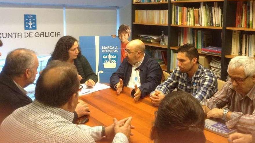 Do Campo ayer con cunicultores y sindicatos durante la reunión.