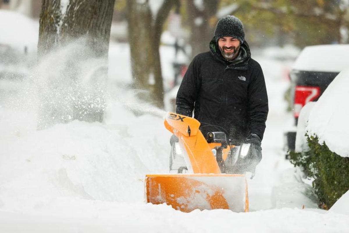 Una fuerte tormenta de nieve golpea Buffalo en Hamburgo, Nueva York, EE. UU