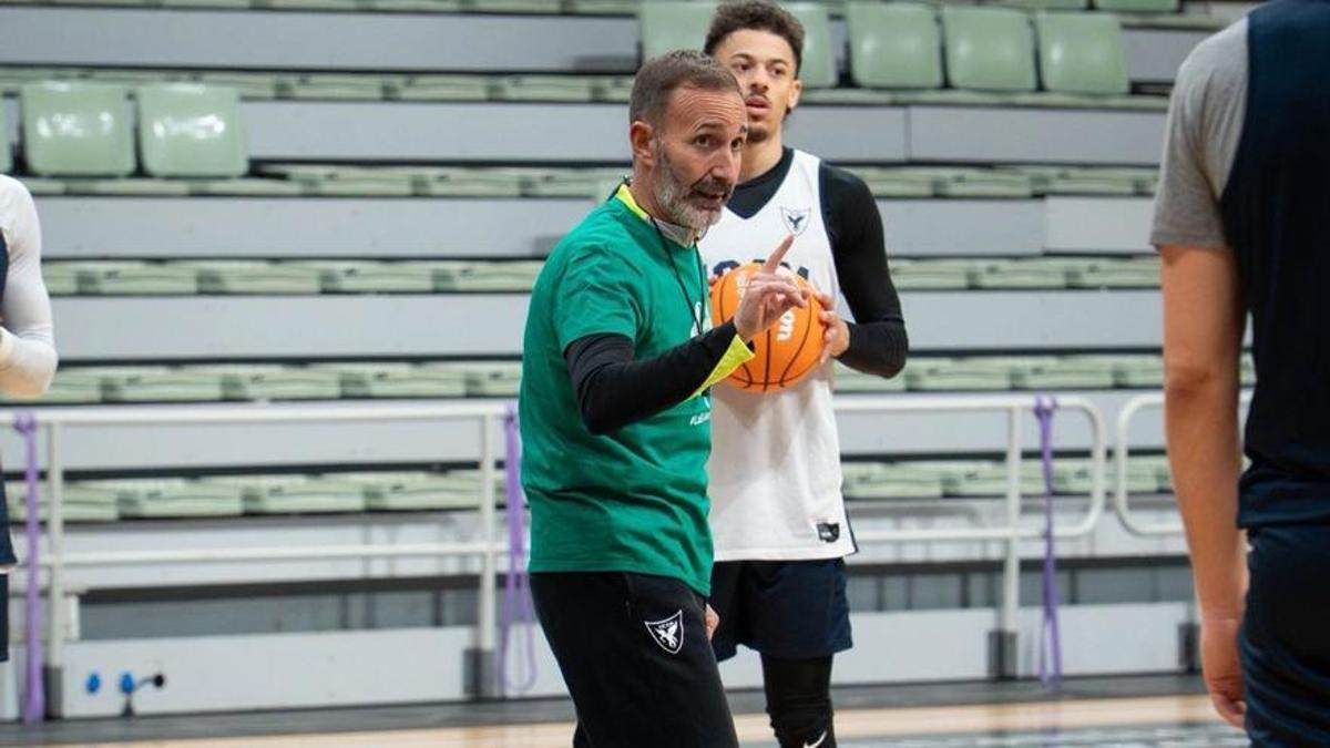 Sito Alonso, durante el entrenamiento de ayer en el Palacio de los Deportes. | UCAM MURCIA CB