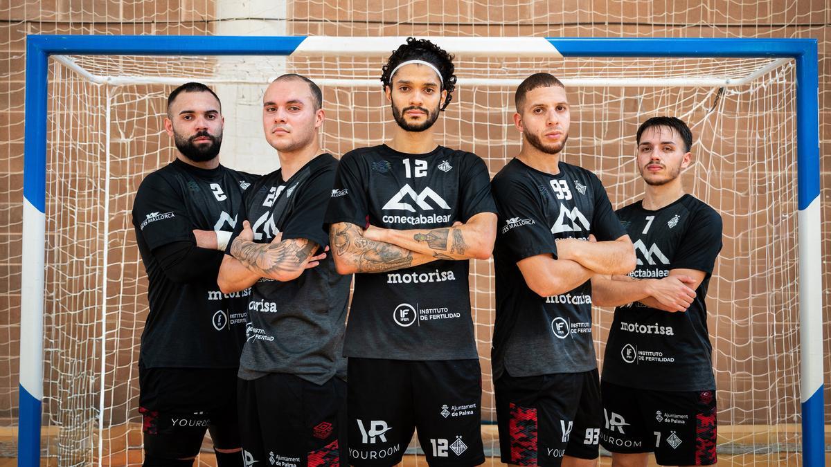 Dennis, Fabinho, Lucão, Charuto y David Peña posan en el Poliesportiu Galatzó