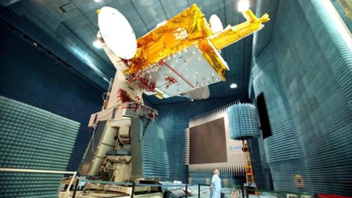 El satélite Amazonas de Hispasat, transportador de contenidos de habla hispana, durante su construcción en Toulouse, en el sur de Francia, en el 2004.
